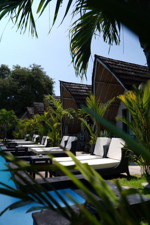 Copacabana Gili Air Hotel Exterior photo