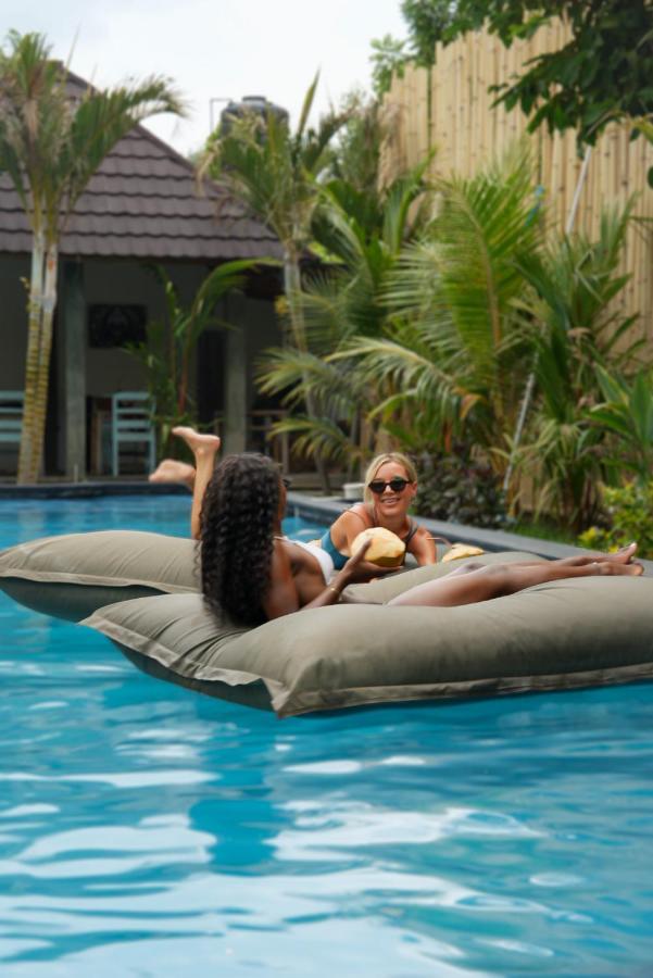 Copacabana Gili Air Hotel Exterior photo