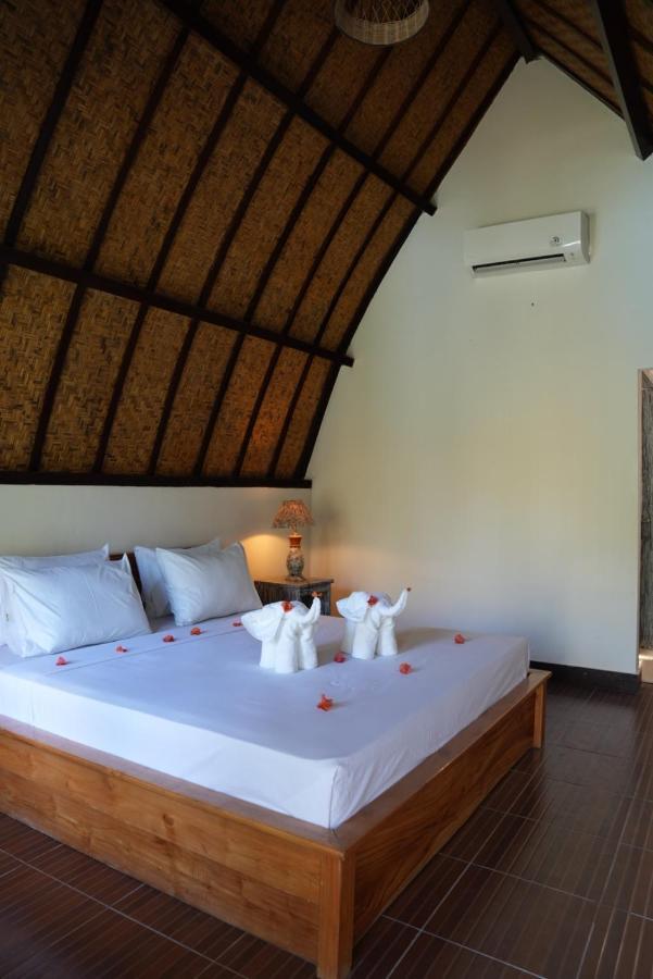 Copacabana Gili Air Hotel Exterior photo